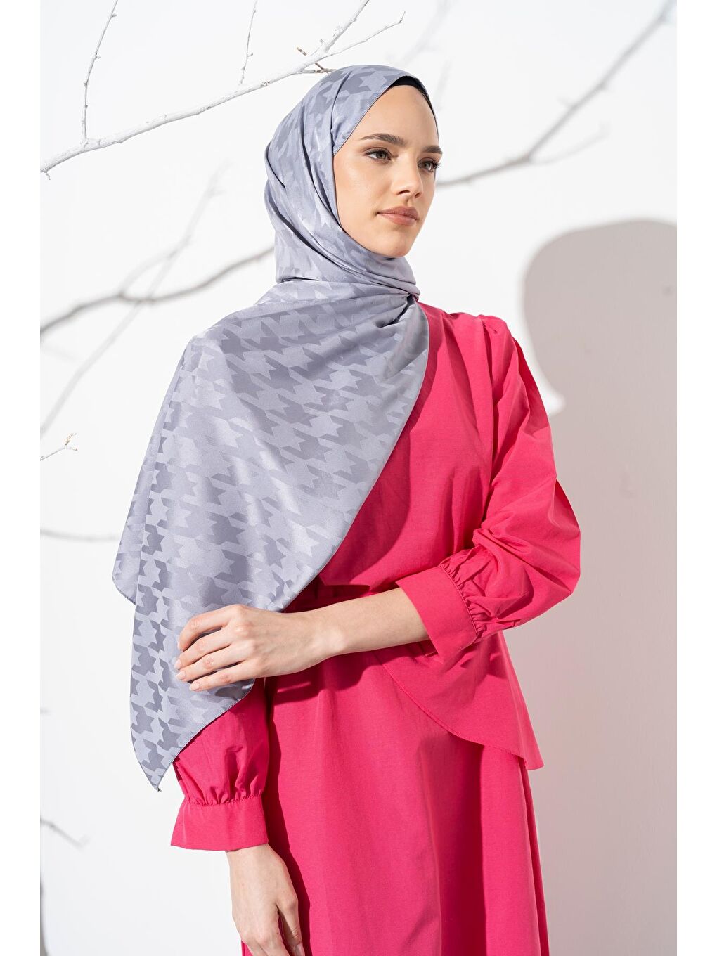 Gri Kadın Tesettür Jakarlı Büyük Desen Kazayağı Şal-2