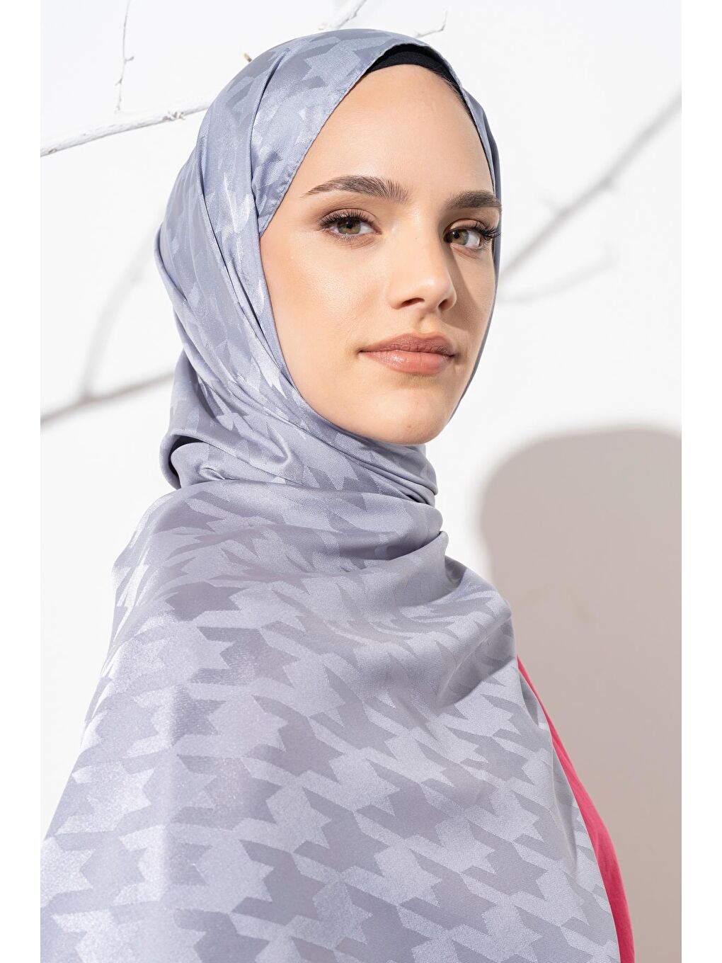 Gri Kadın Tesettür Jakarlı Büyük Desen Kazayağı Şal-3
