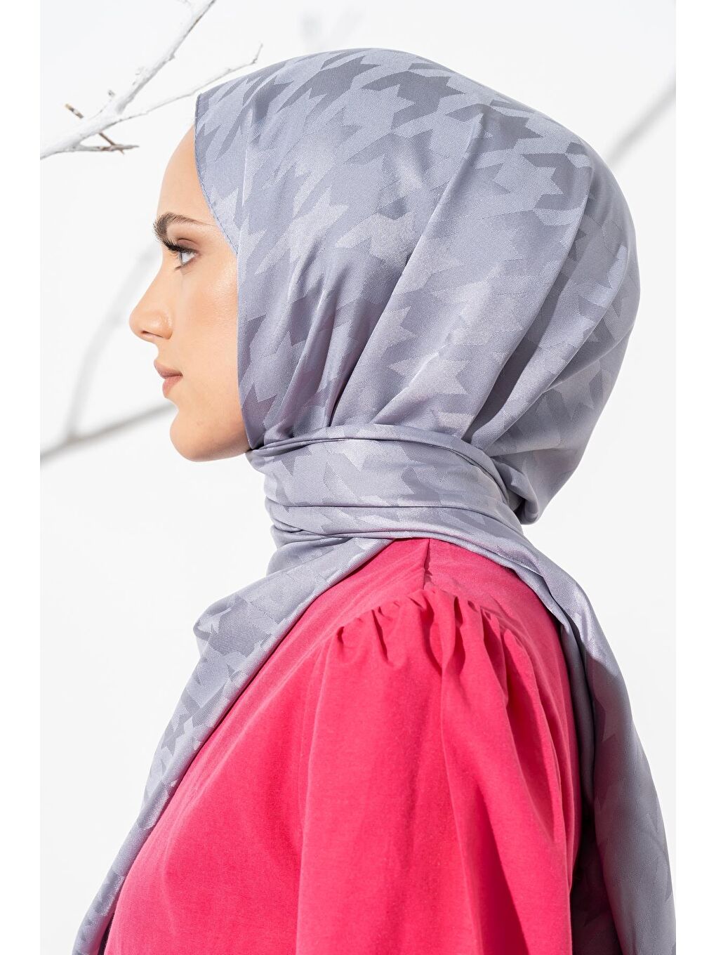 Gri Kadın Tesettür Jakarlı Büyük Desen Kazayağı Şal-4