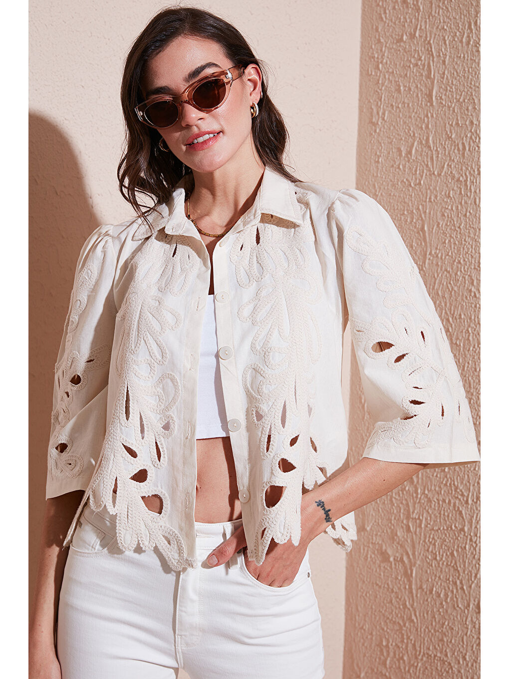 Ekru Pamuklu Slim Fit Nakış İşlemeli Ajurlu Gömlek 676284