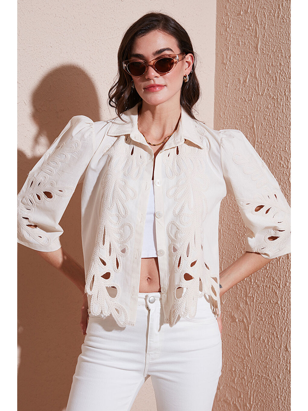 Ekru Pamuklu Slim Fit Nakış İşlemeli Ajurlu Gömlek 676284-2