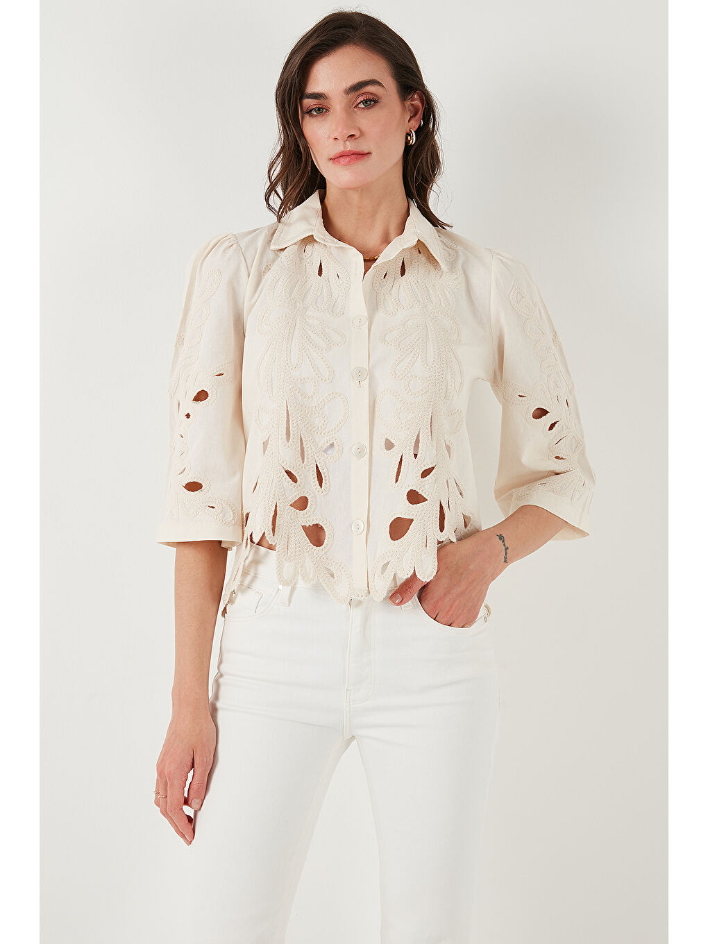 Ekru Pamuklu Slim Fit Nakış İşlemeli Ajurlu Gömlek 676284-3