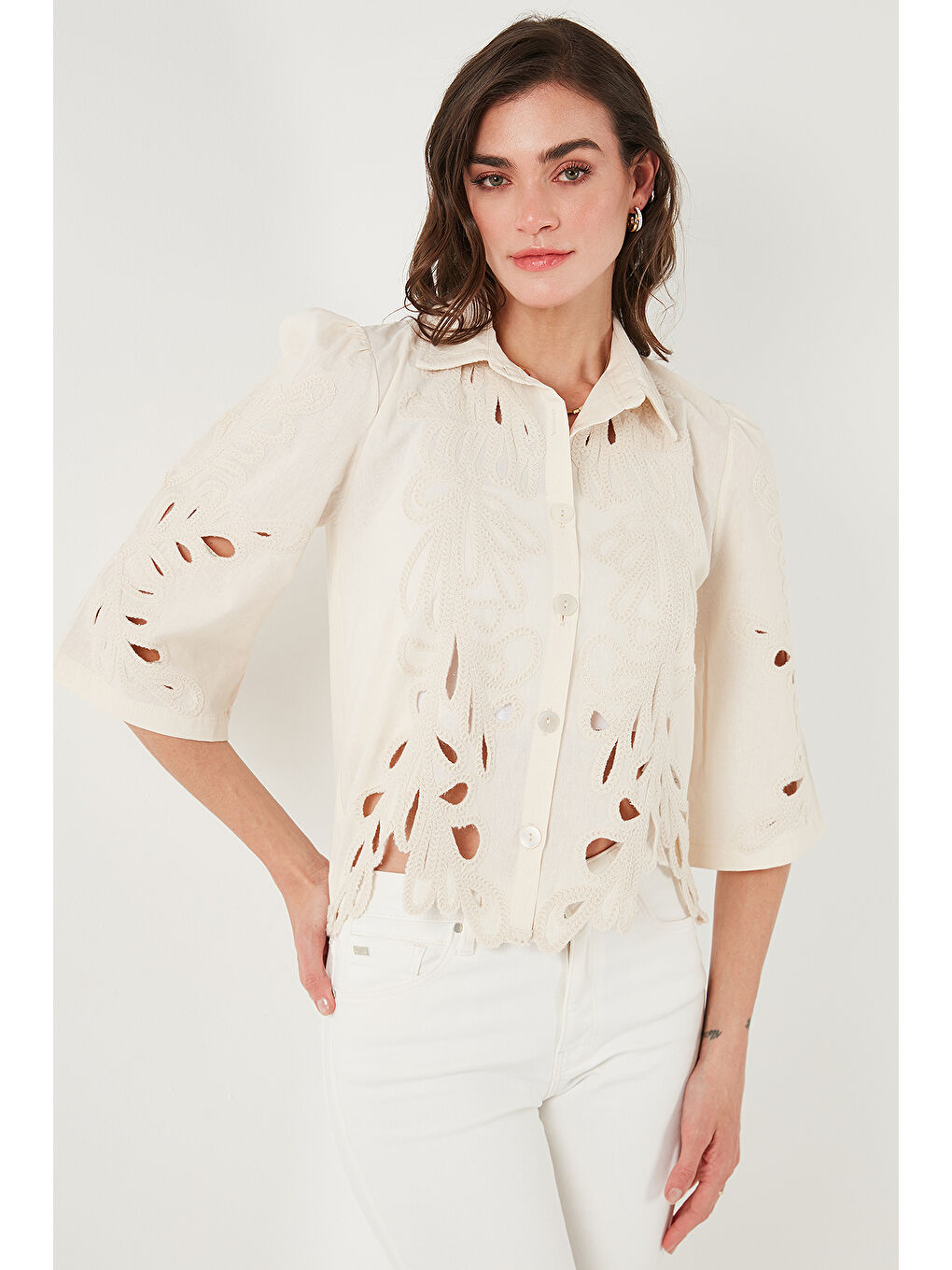 Ekru Pamuklu Slim Fit Nakış İşlemeli Ajurlu Gömlek 676284-5