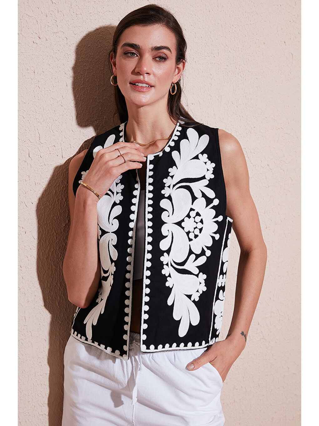 LC WAIKIKI Siyah Pamuklu Regular Fit Çiçekli Nakış İşlemeli Yelek 676238
