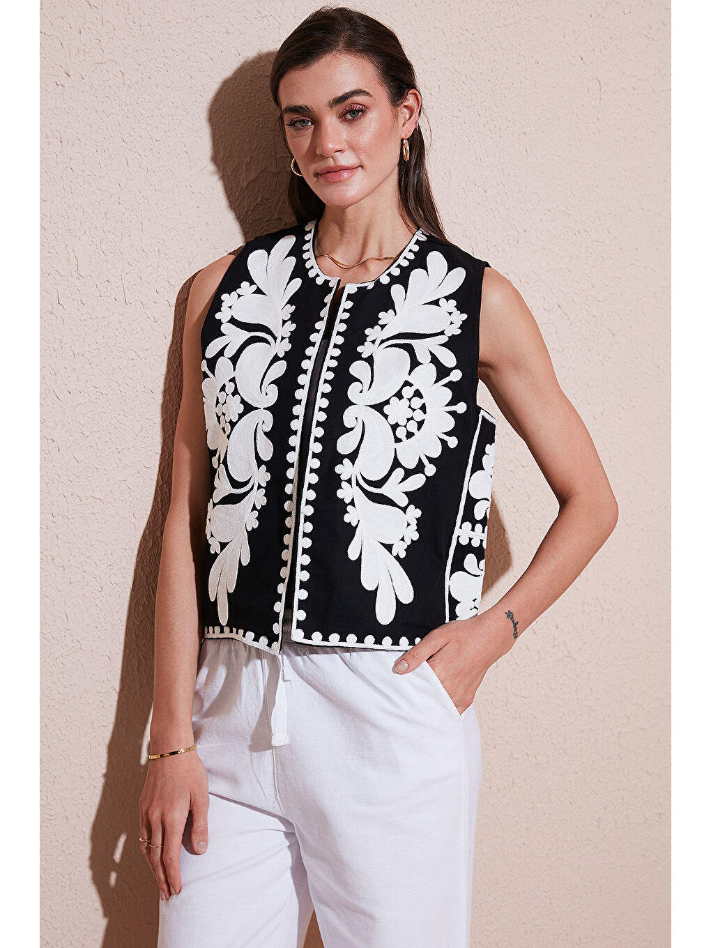 LC WAIKIKI Siyah Pamuklu Regular Fit Çiçekli Nakış İşlemeli Yelek 676238 - 2