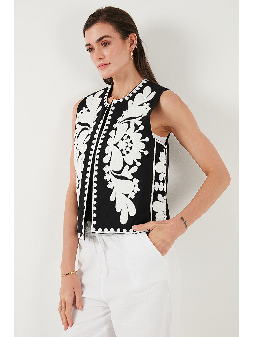 LC WAIKIKI Siyah Pamuklu Regular Fit Çiçekli Nakış İşlemeli Yelek 676238 - 3