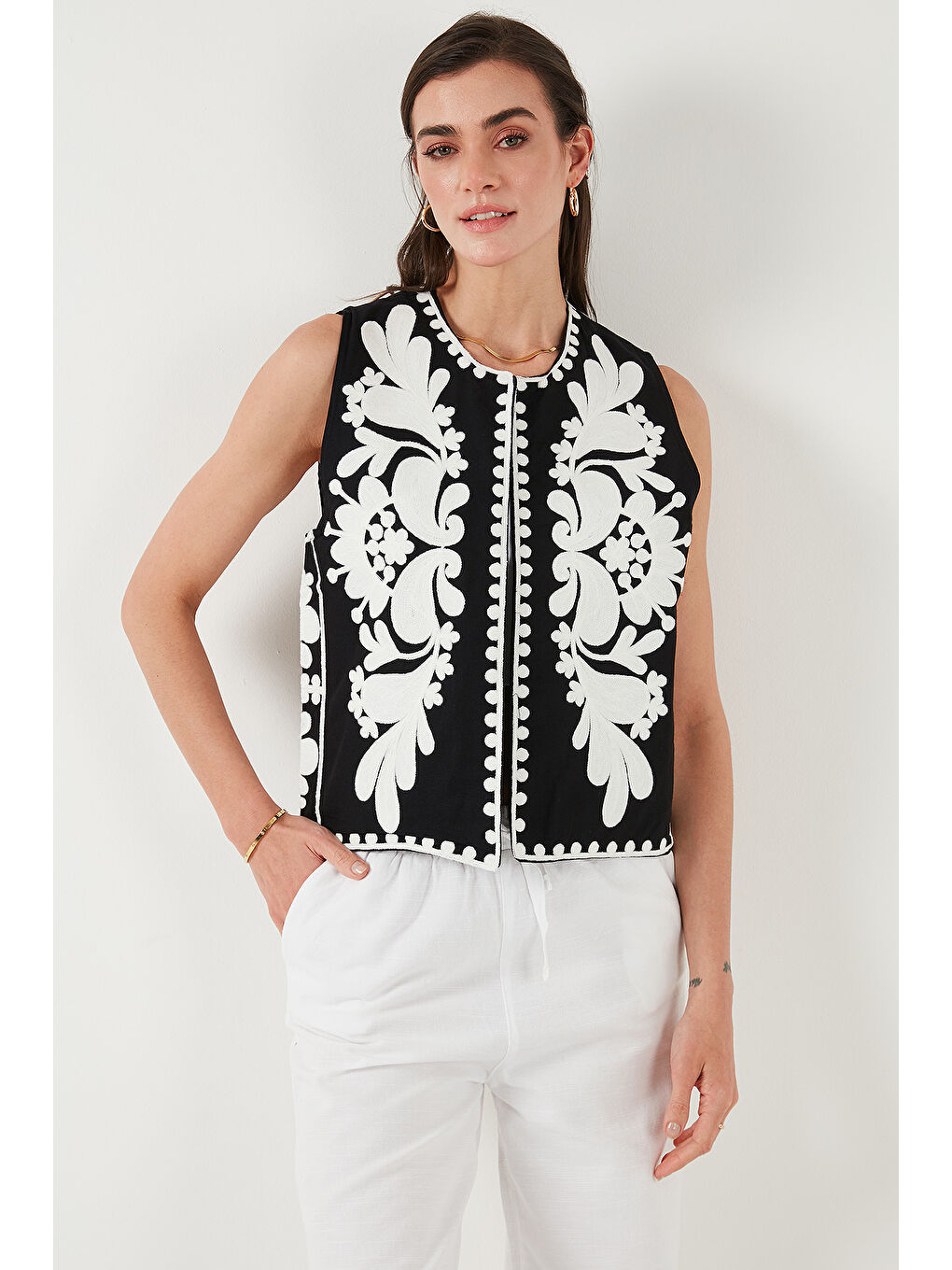 LC WAIKIKI Siyah Pamuklu Regular Fit Çiçekli Nakış İşlemeli Yelek 676238 - 4