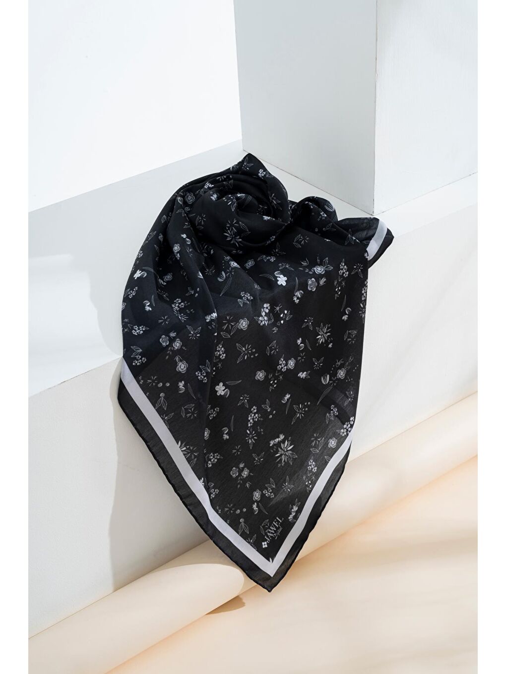 Siyah Kadın Digital Baskılı Çiçek Desen Soft Eşarp-4