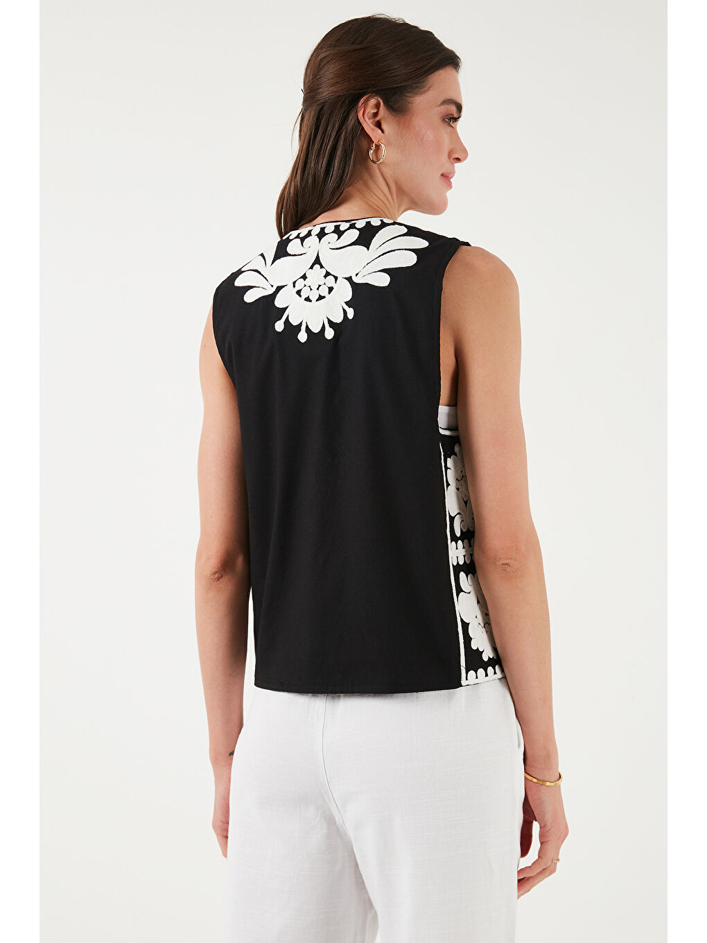 LC WAIKIKI Siyah Pamuklu Regular Fit Çiçekli Nakış İşlemeli Yelek 676238 - 6