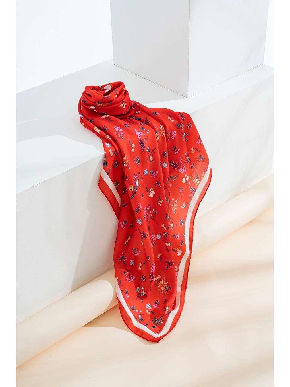 Kırmızı Kadın Digital Baskılı Çiçek Desen Soft Eşarp-3