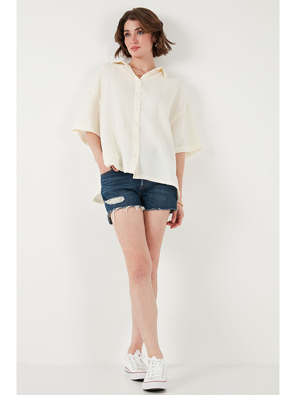 Ekru Pamuklu Regular Fit Yırtmaçlı Kısa Kollu Gömlek Cf25S166965-1