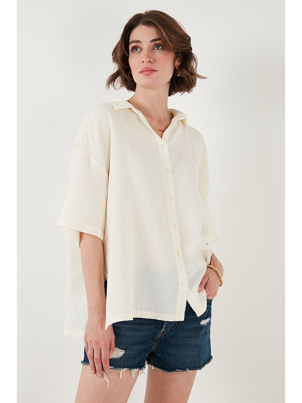 Ekru Pamuklu Regular Fit Yırtmaçlı Kısa Kollu Gömlek Cf25S166965-2