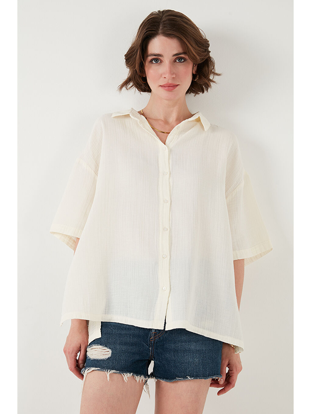 Ekru Pamuklu Regular Fit Yırtmaçlı Kısa Kollu Gömlek Cf25S166965-3