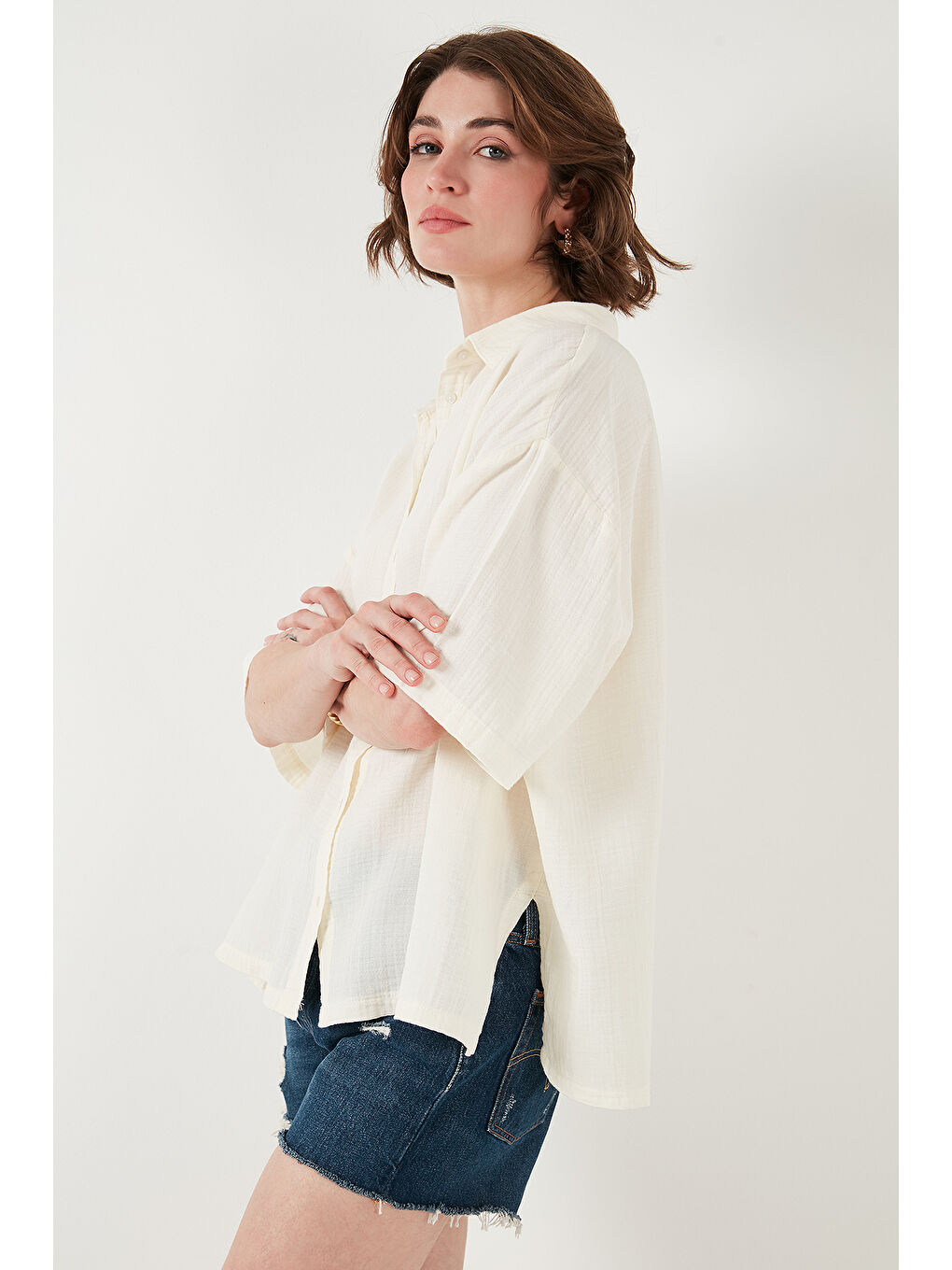 Ekru Pamuklu Regular Fit Yırtmaçlı Kısa Kollu Gömlek Cf25S166965-4