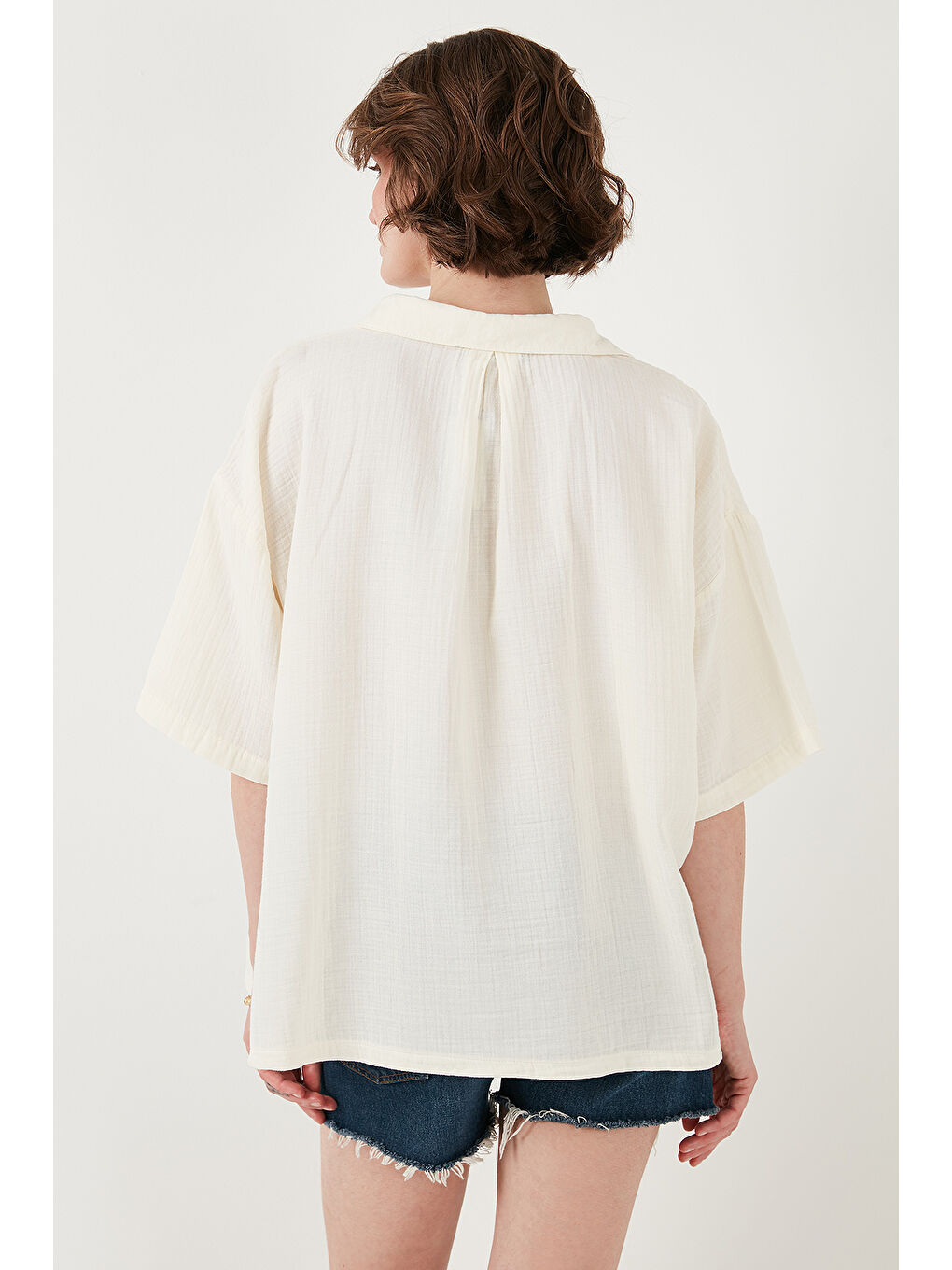 Ekru Pamuklu Regular Fit Yırtmaçlı Kısa Kollu Gömlek Cf25S166965-5