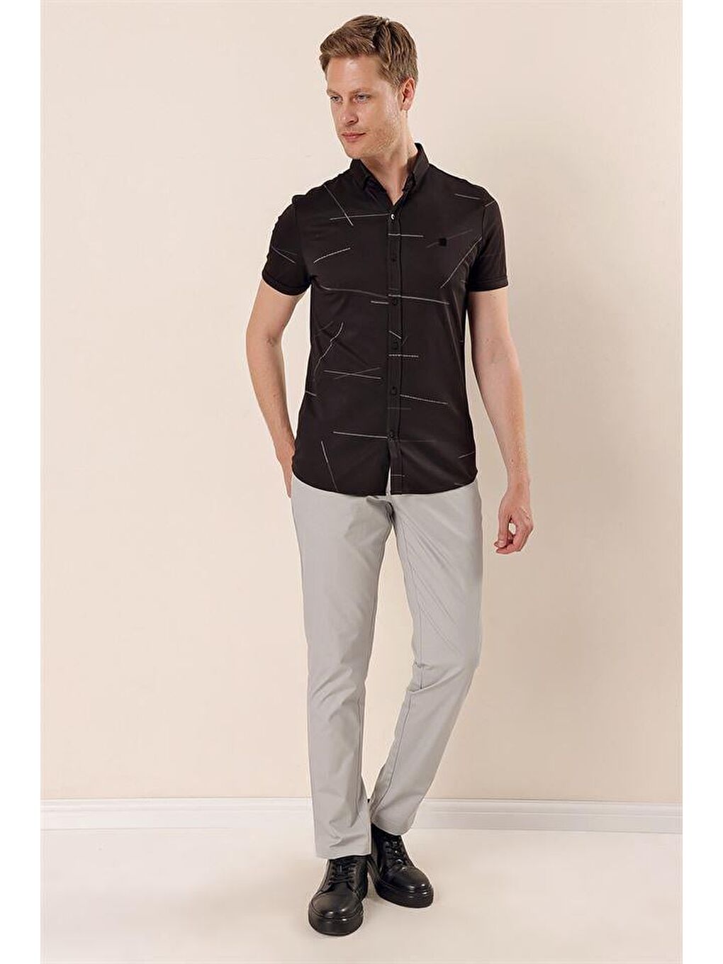 Siyah Kısa Kollu Örme Düğmeli Yaka Cepsiz Pamuklu Casual Slim Fit Dar Kesim Gömlek 1004230202-1