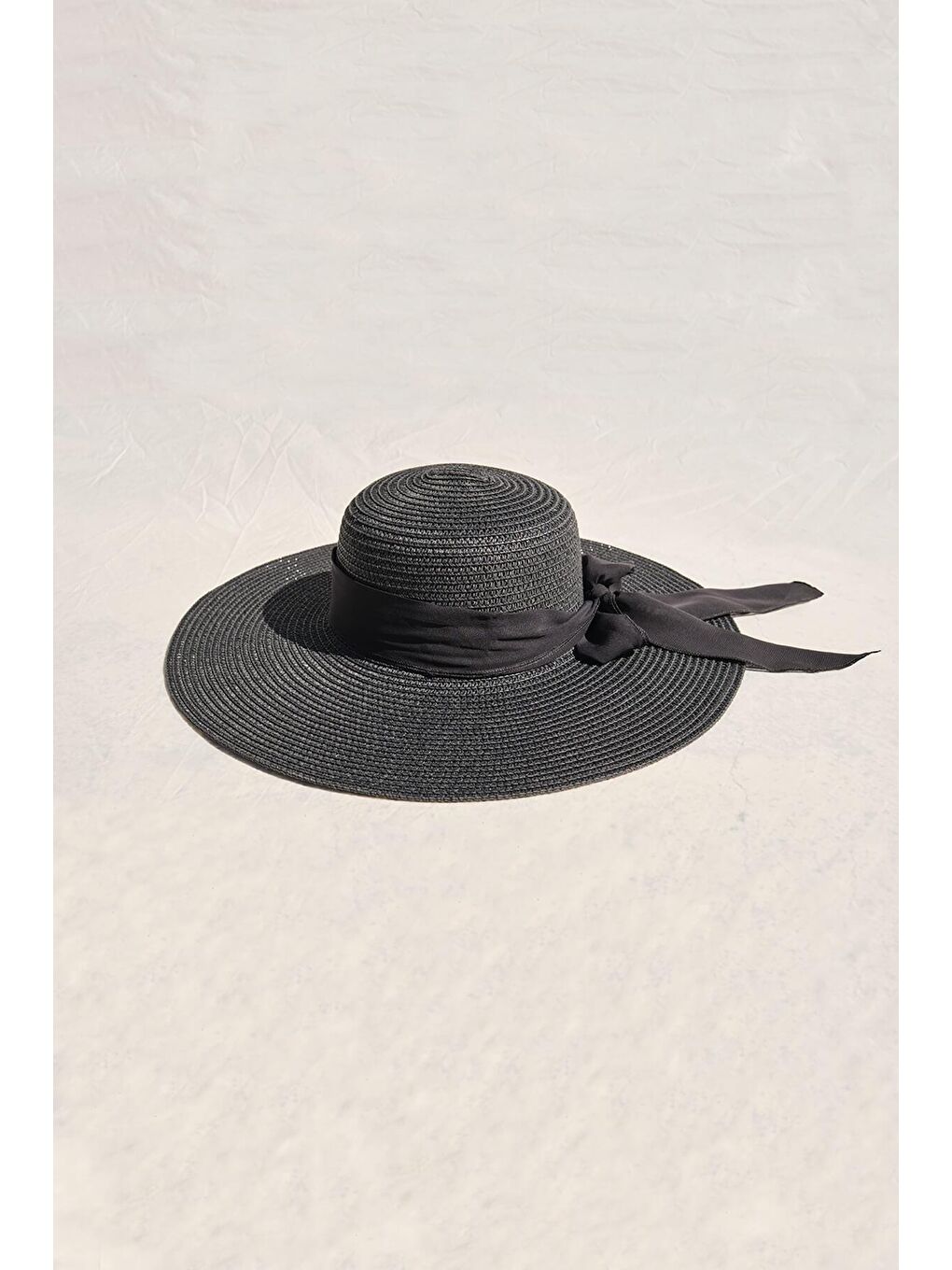 Fiyonklu Siyah Hasır Plaj Şapkası