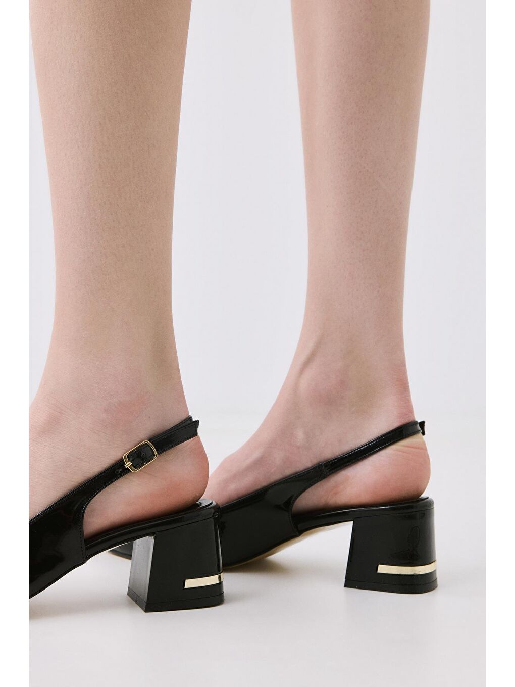 Kadın Rugan Siyah Arkası Açık Topuklu Ayakkabı-2