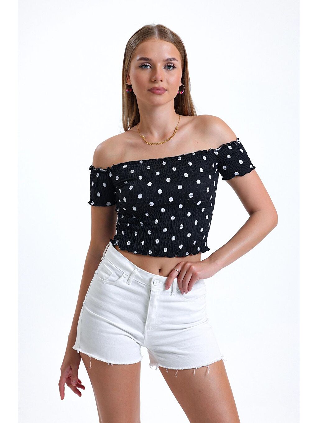 Siyah Carmen Yaka Puantiye Desenli Yarım Kollu Esnek Kumaş Crop Bluz IHR-23Y-IZ9U