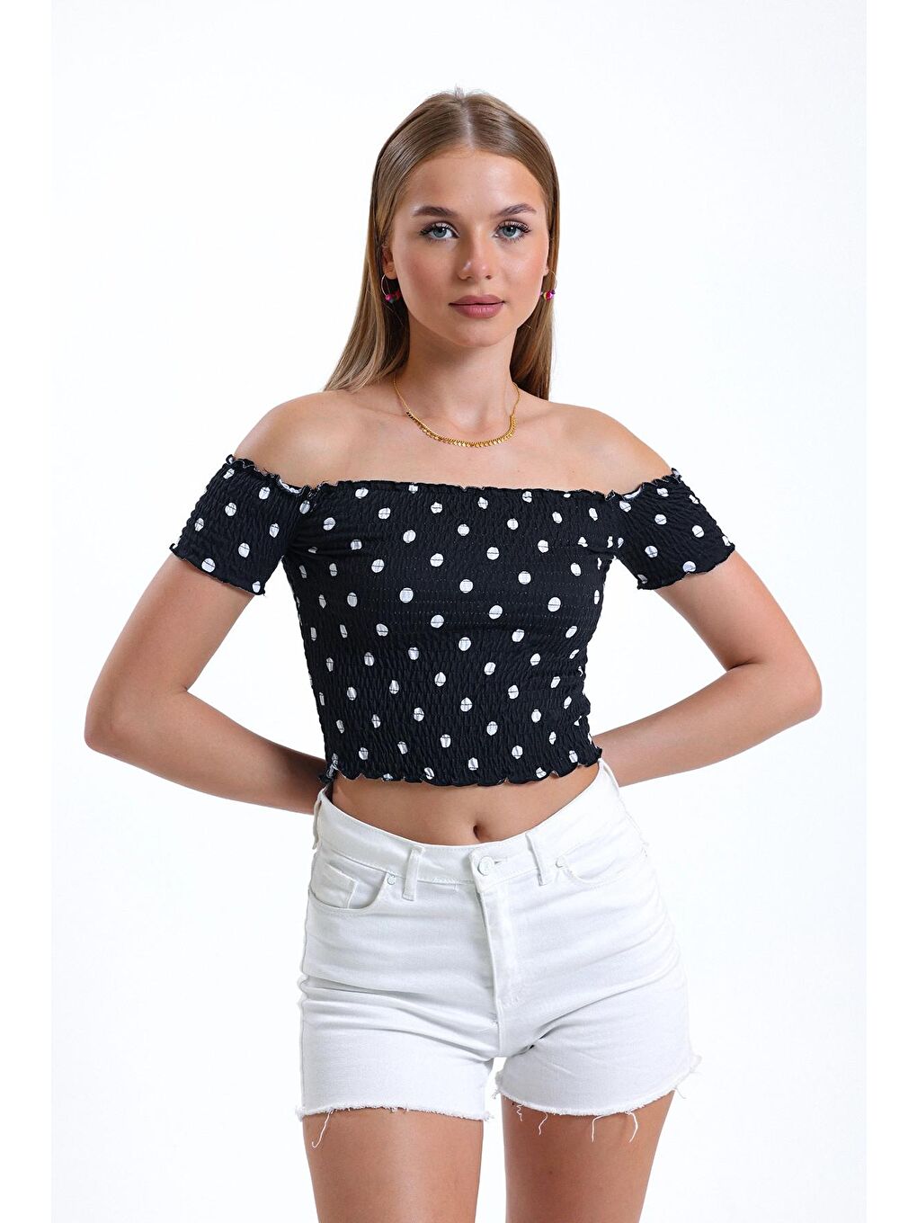 Siyah Carmen Yaka Puantiye Desenli Yarım Kollu Esnek Kumaş Crop Bluz IHR-23Y-IZ9U-1