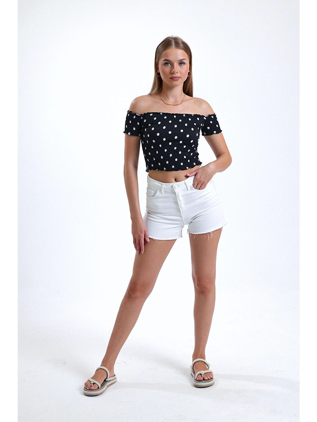 Siyah Carmen Yaka Puantiye Desenli Yarım Kollu Esnek Kumaş Crop Bluz IHR-23Y-IZ9U-2