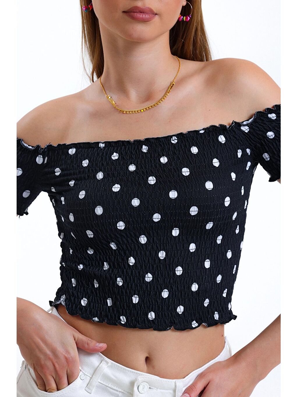 Siyah Carmen Yaka Puantiye Desenli Yarım Kollu Esnek Kumaş Crop Bluz IHR-23Y-IZ9U-3