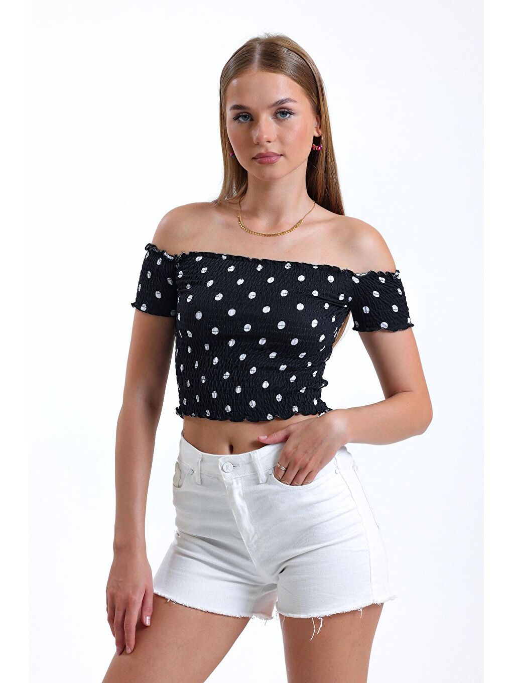 Siyah Carmen Yaka Puantiye Desenli Yarım Kollu Esnek Kumaş Crop Bluz IHR-23Y-IZ9U-4