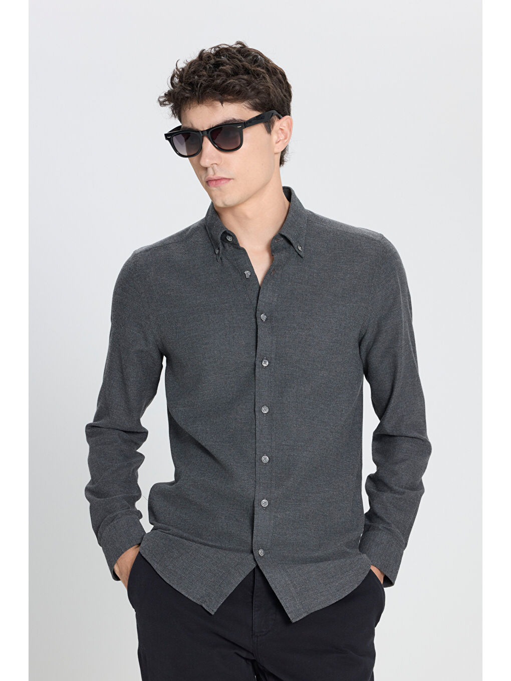 Erkek Antrasit Pamuklu Flanel Slim Fit Dar Kesim Düğmeli Yaka Armürlü Gömlek