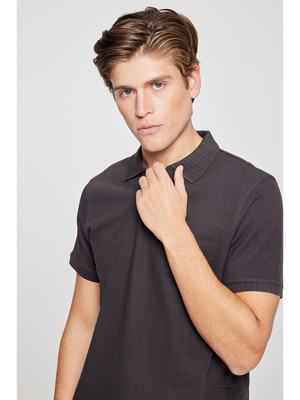 Erkek Kahverengi %100 Pamuk Slim Fit Dar Kesim Polo Yaka Jakarlı Tişört-3