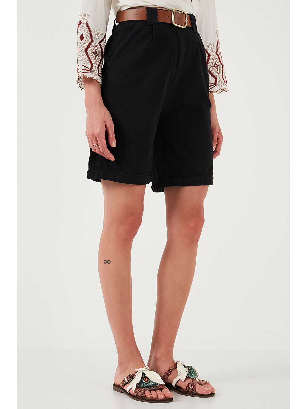 Siyah Pamuklu Relaxed Fit Yüksel Bel Kemerli Gabardin Short 668Yp4710-1