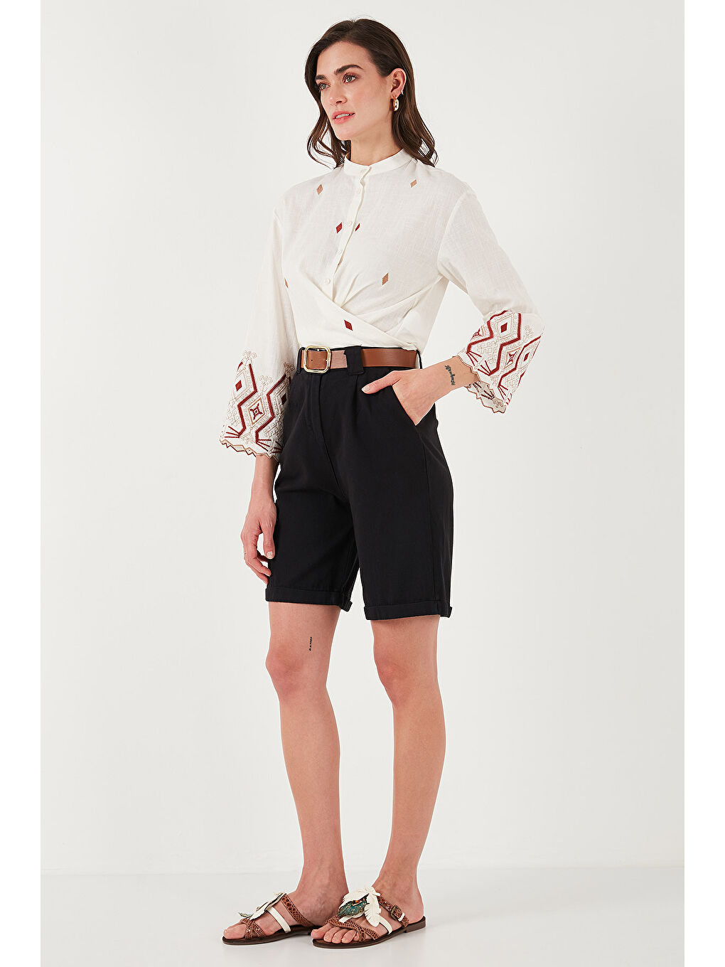 Siyah Pamuklu Relaxed Fit Yüksel Bel Kemerli Gabardin Short 668Yp4710-2