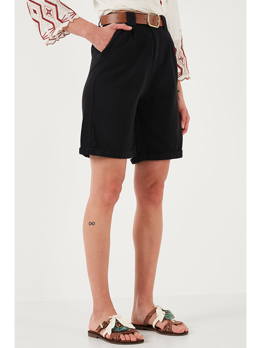 Siyah Pamuklu Relaxed Fit Yüksel Bel Kemerli Gabardin Short 668Yp4710-5