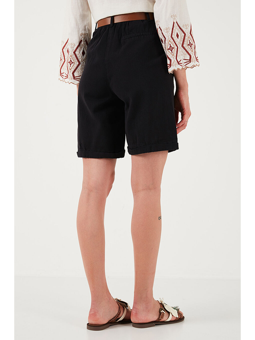 Siyah Pamuklu Relaxed Fit Yüksel Bel Kemerli Gabardin Short 668Yp4710-6