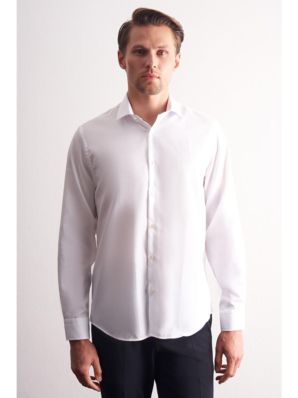 Beyaz Yarım İtalyan Yaka Kendinden Desenli Uzun Kol Premium Slim Fit %100 Pamuk Gömlek 1004255192