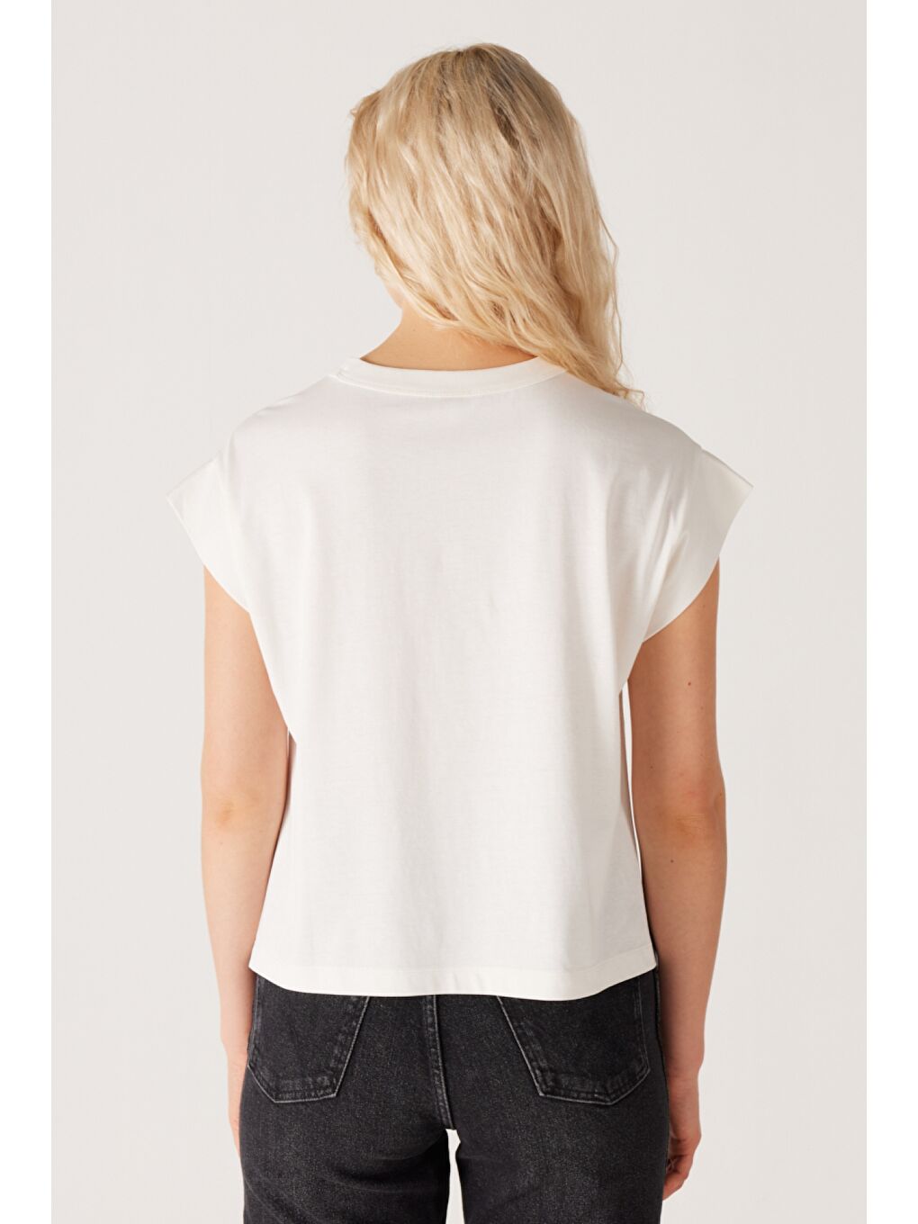 Regular Fit Normal Kesim %100 Pamuk Bisiklet Yaka Kolsuz Beyaz Tişört-6