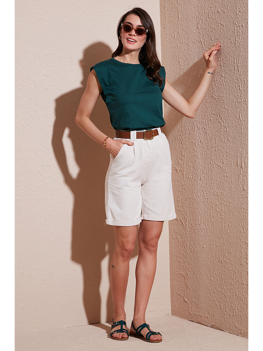 Bej Pamuklu Relaxed Fit Yüksel Bel Kemerli Gabardin Short 668Yp4710