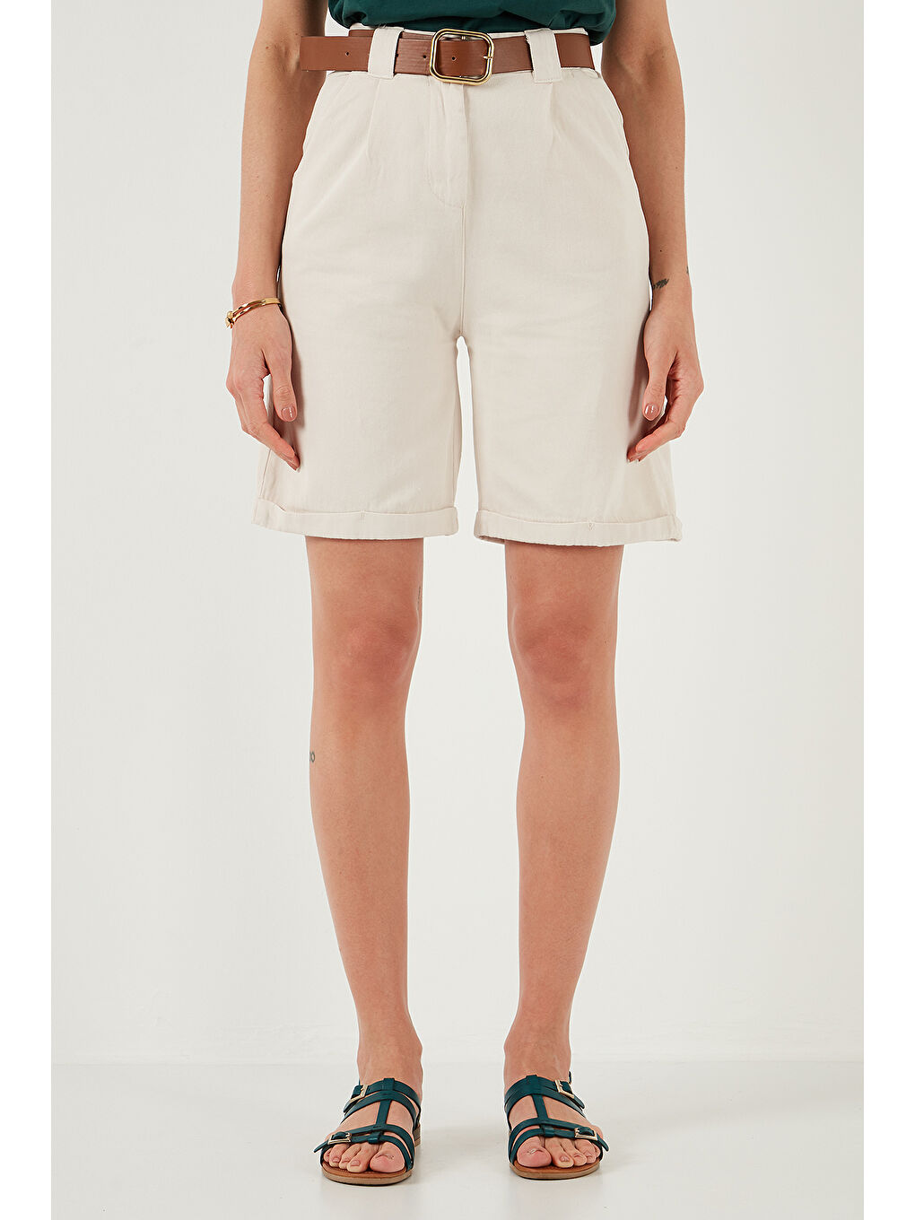 Bej Pamuklu Relaxed Fit Yüksel Bel Kemerli Gabardin Short 668Yp4710-1