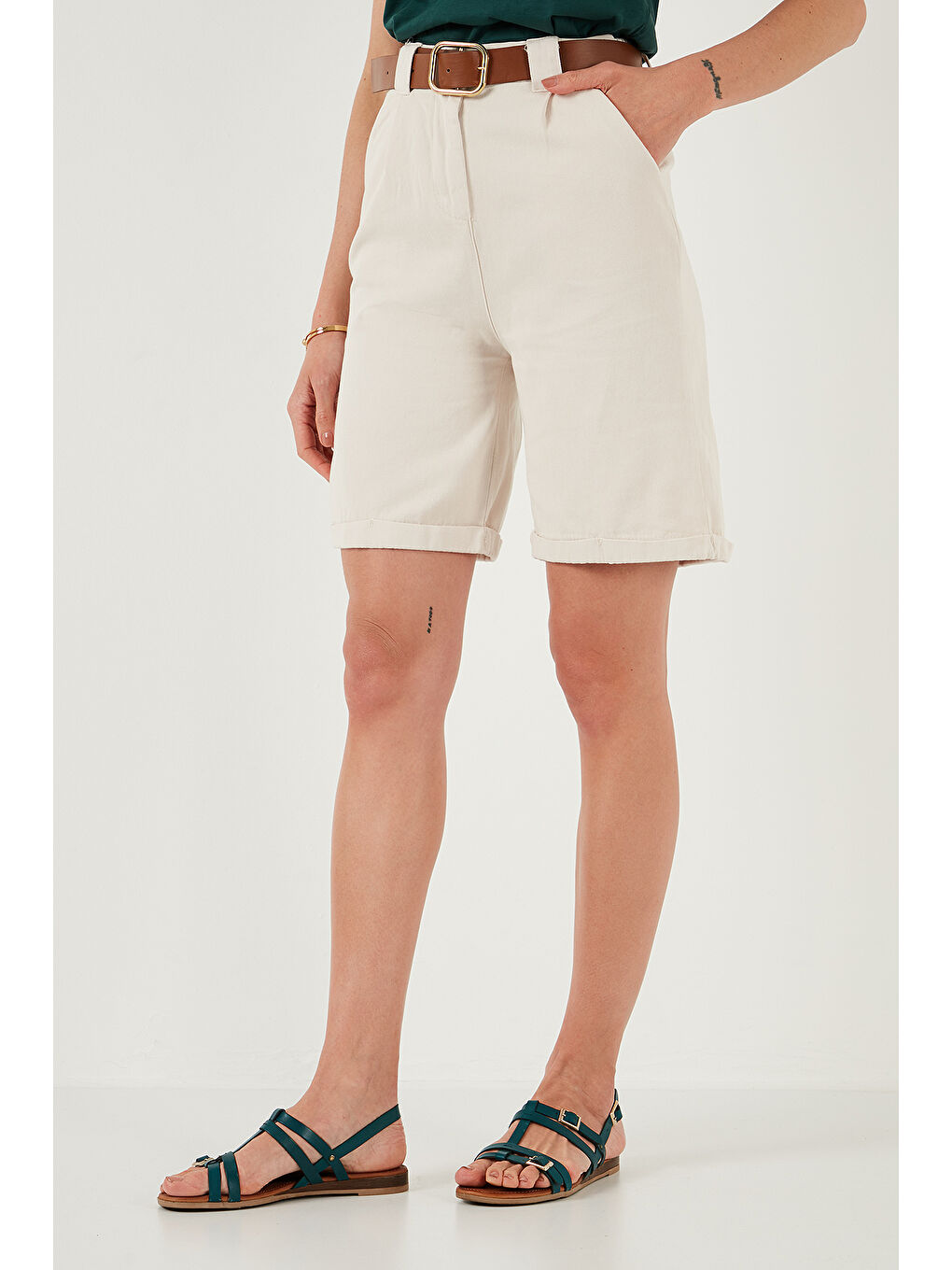 Bej Pamuklu Relaxed Fit Yüksel Bel Kemerli Gabardin Short 668Yp4710-2