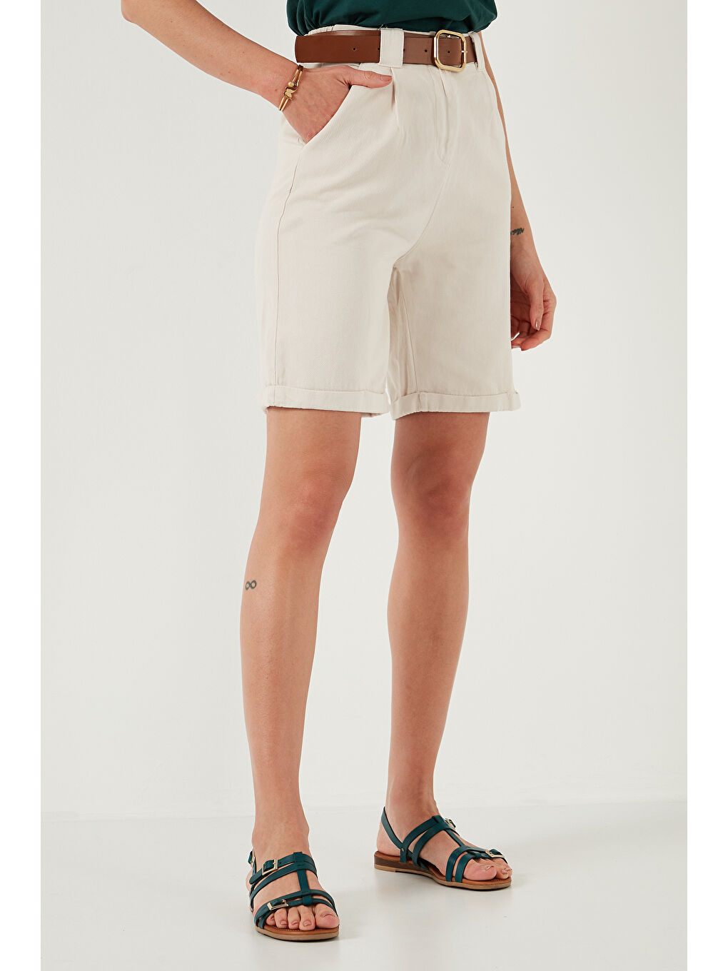 Bej Pamuklu Relaxed Fit Yüksel Bel Kemerli Gabardin Short 668Yp4710-3