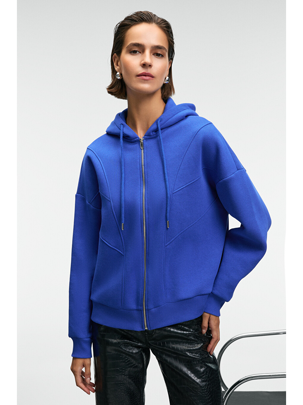 Vyselle Kadın Önü Kesikli Metal Fermuarlı Kapüşonlu Etiket Detaylı Oversize Mavi Sweatshirt-1