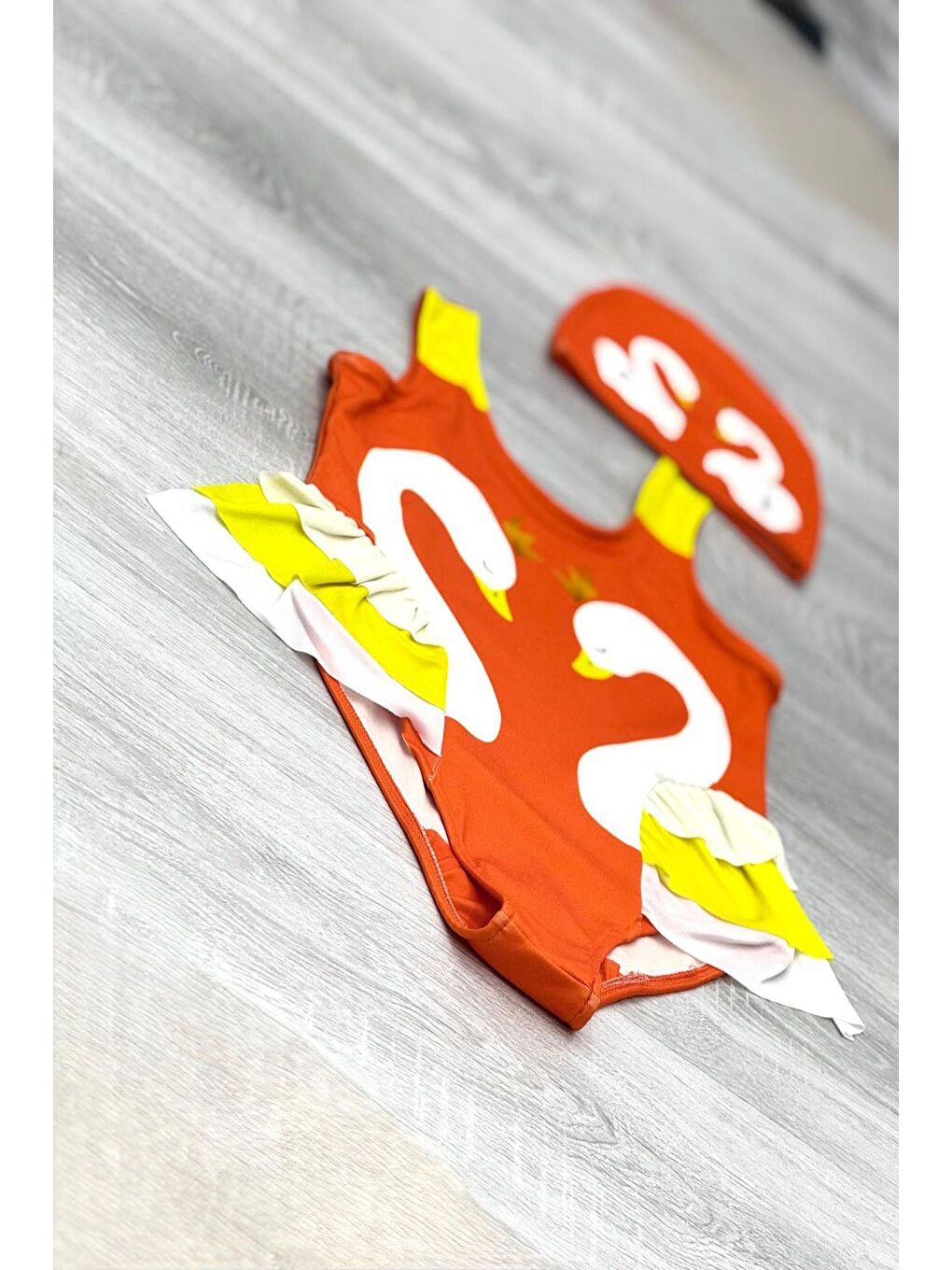 Turuncu Zarif Kuğu Desenli Üç Kat Fırfır Detaylı Boneli Kız Çocuk Mayo-1