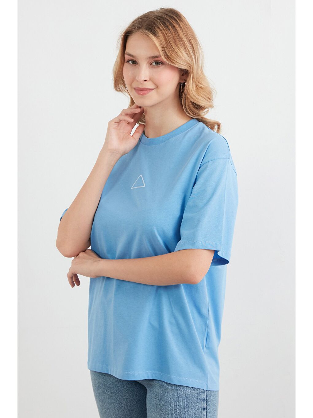 Mavi Üçgen Nakışlı Bisiklet Yaka Oversize Tişört-1