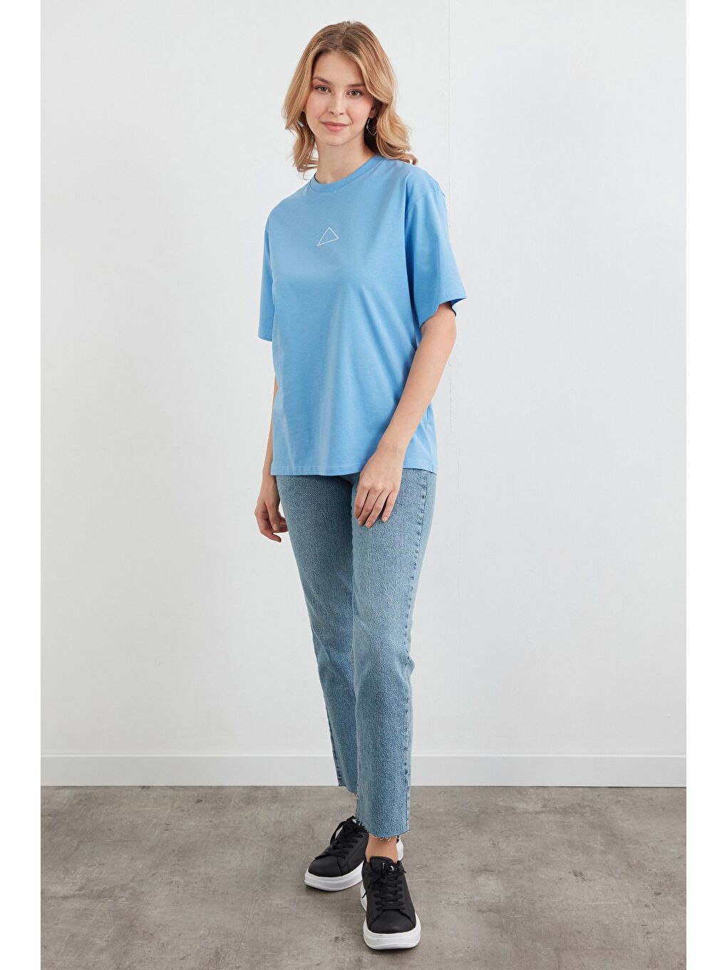 Mavi Üçgen Nakışlı Bisiklet Yaka Oversize Tişört-3