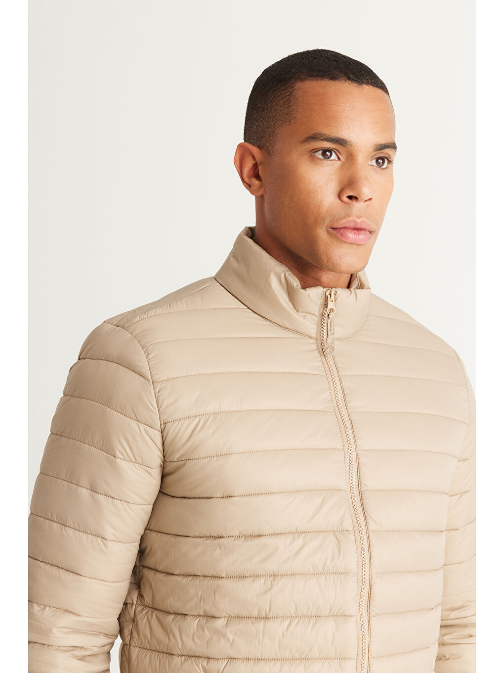 Erkek Bej Standart Fit Normal Kesim Dik Yaka Desenli Mont-2