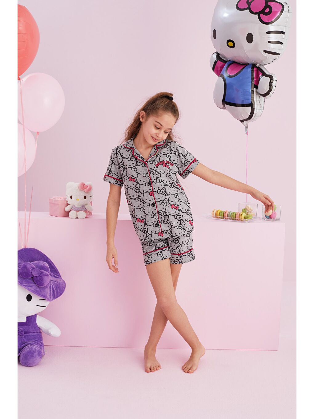 SİYAH İNCİ Gri Hello Kitty Lisanslı %100 Pamuk Gri Çok Renkli Düğmeli Biyeli Şort Pijama Takım