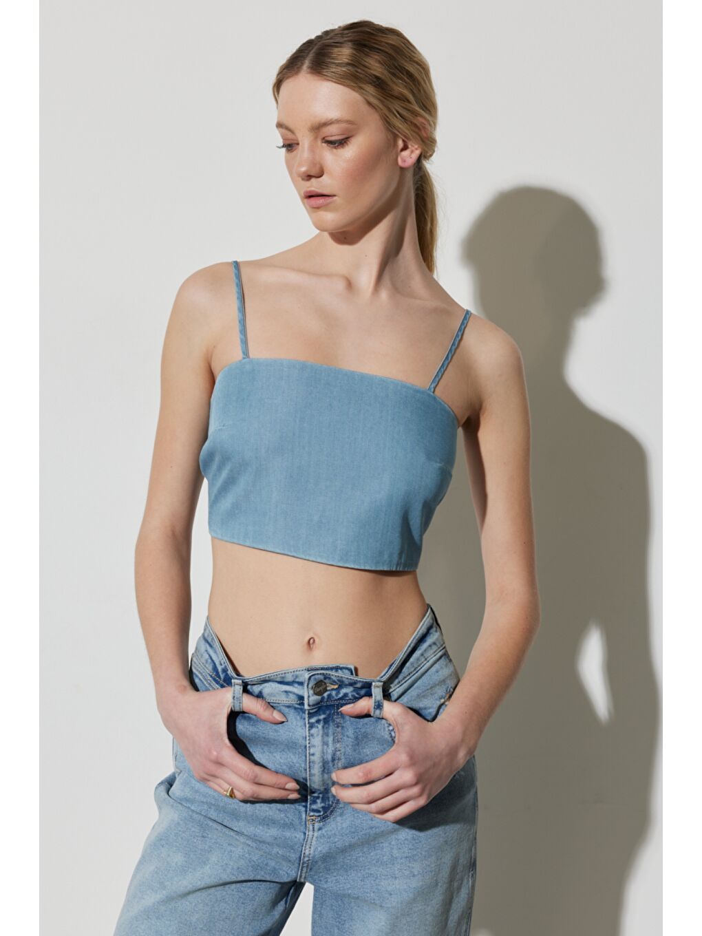 Regular Fit Normal Kesim Askılı Açık Mavi Jean Crop Bluz