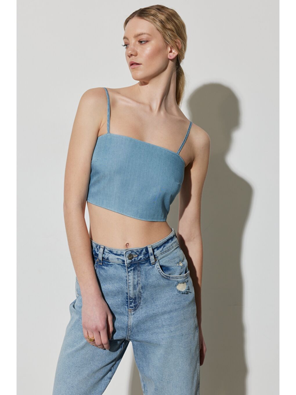 Regular Fit Normal Kesim Askılı Açık Mavi Jean Crop Bluz-1