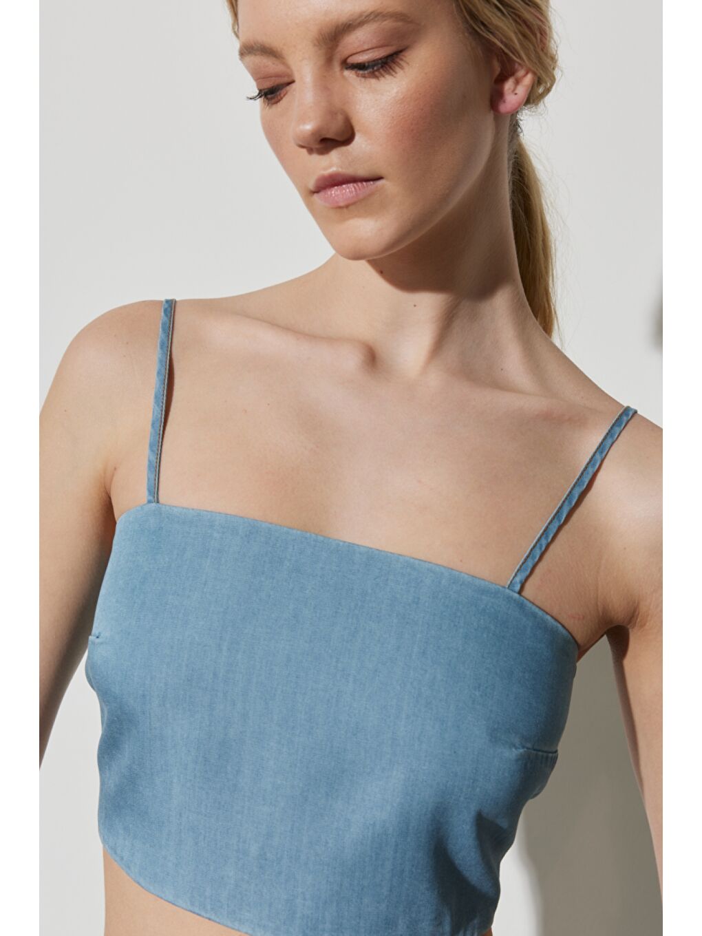 Regular Fit Normal Kesim Askılı Açık Mavi Jean Crop Bluz-2