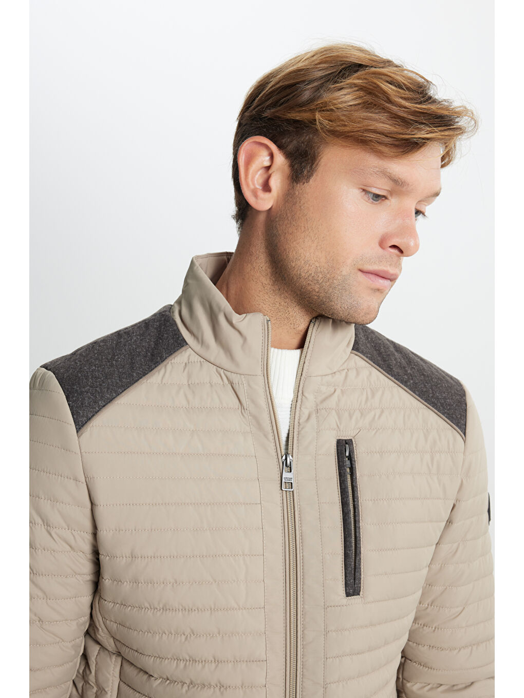 Erkek Bej Standart Fit Normal Kesim Kapitone Desenli Dik Yaka Fermuarlı Yan Cep Şişme Mont-5