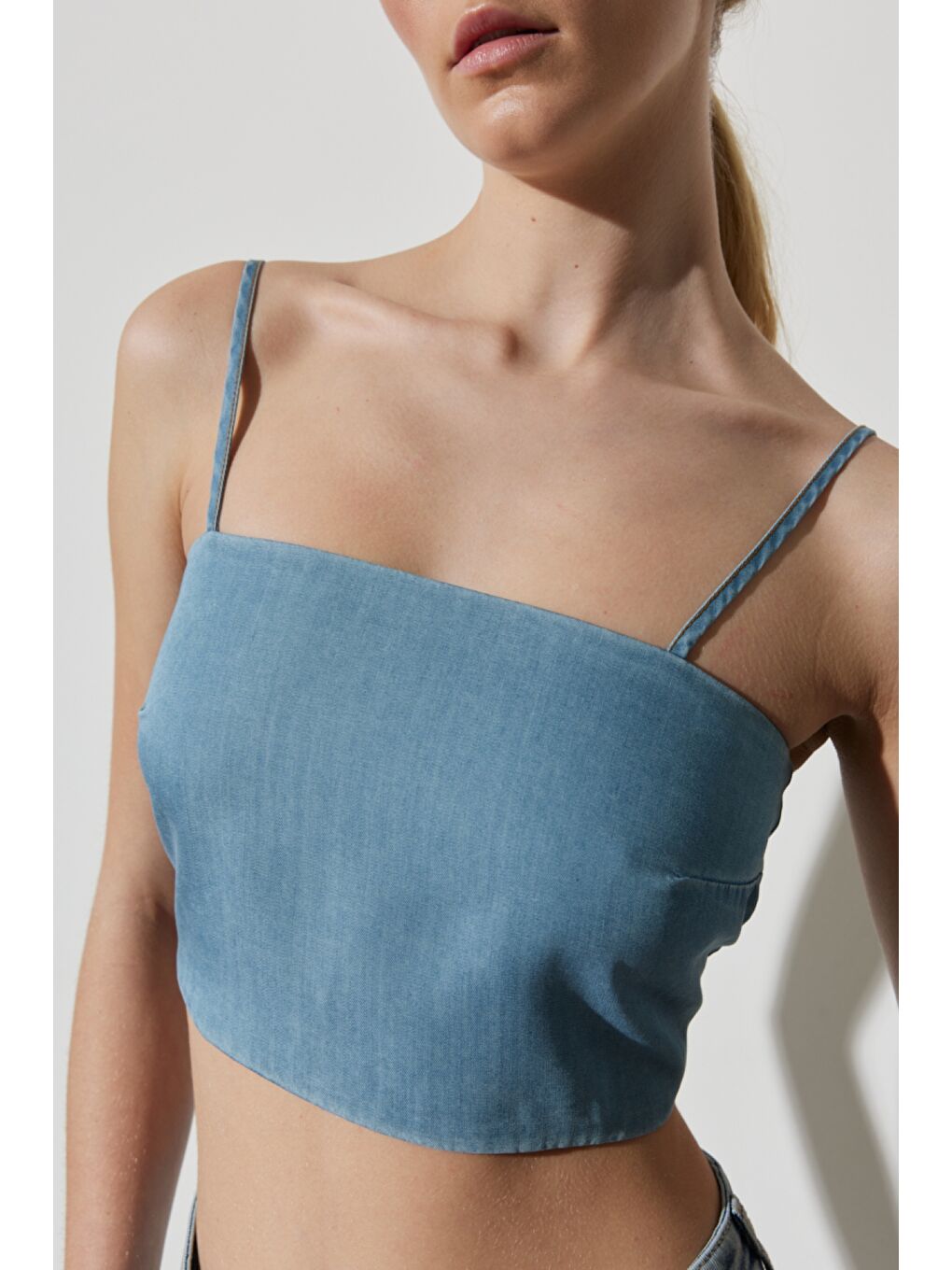 Regular Fit Normal Kesim Askılı Açık Mavi Jean Crop Bluz-3